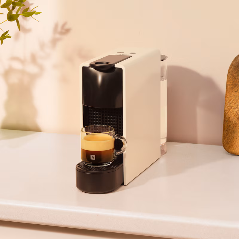 Nespresso Essenza Mini vale a pena? Review completa da cafeteira mais desejada do Brasil